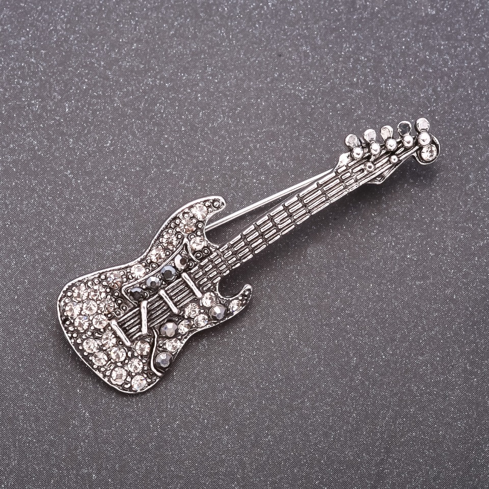 Broszka Gitara 54×18 mm w ciemnych cyrkoniach, ciemny metal