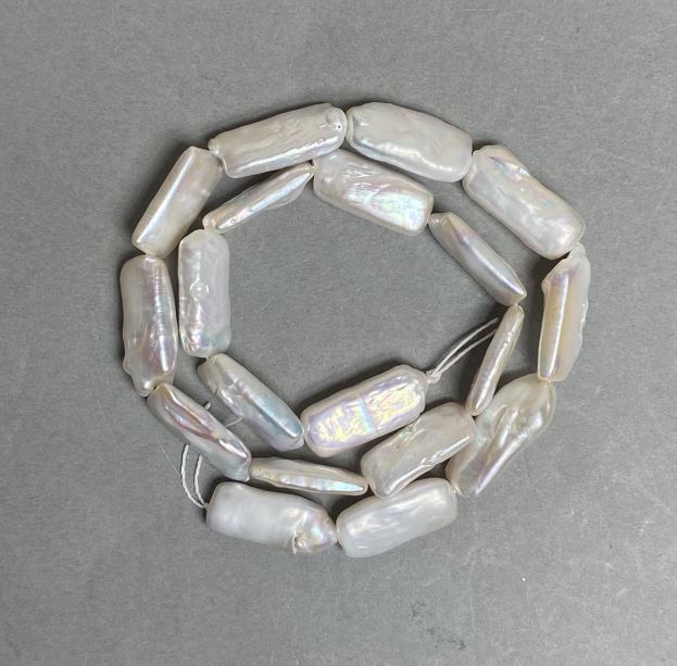 Barokowe perły na nitce z odblaskiem benzynowym, ciepły odcień, średnica 10×21 mm, długość 41 cm (+/-)