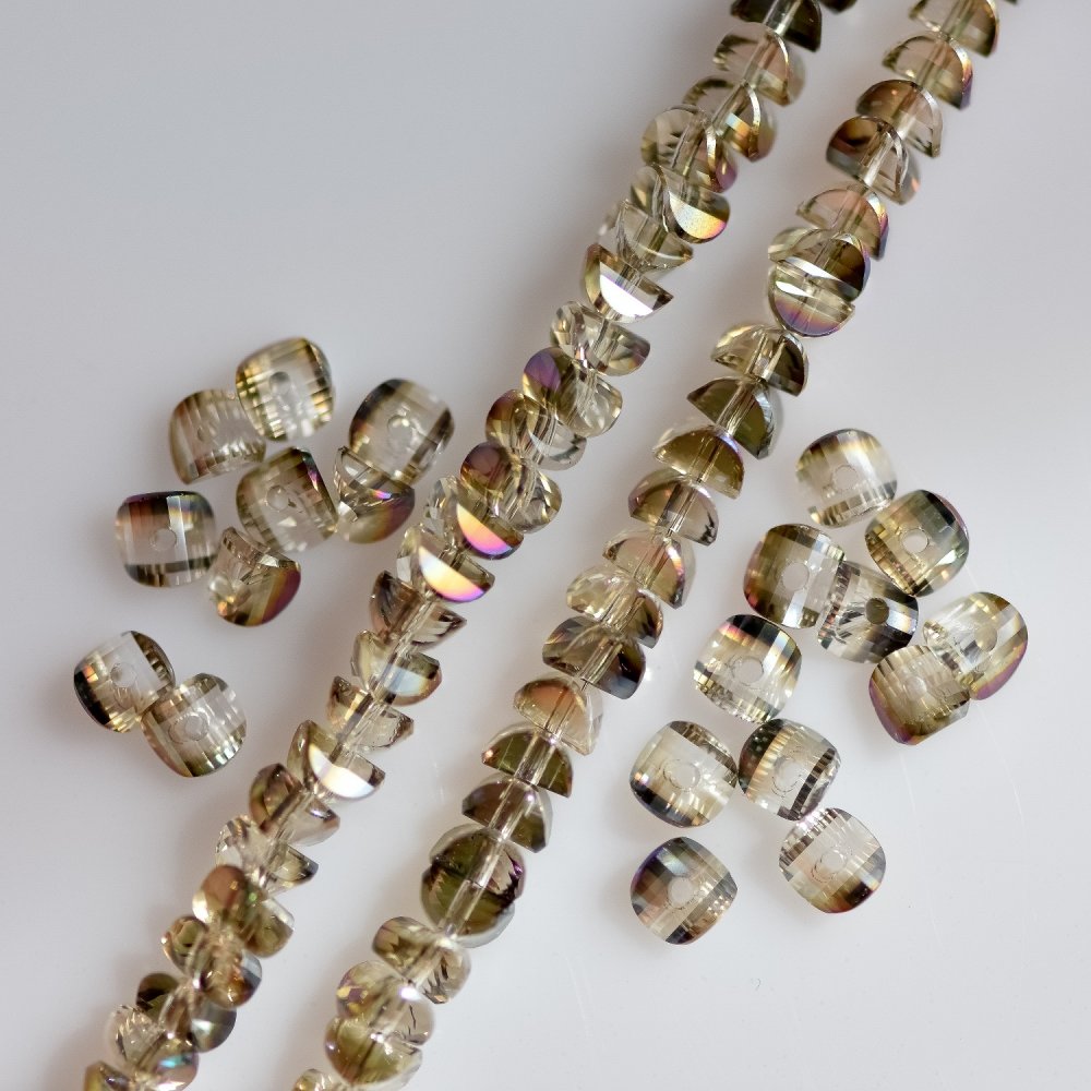 Kryształowe koraliki w stylu Swarovskiego, w kolorze szampańskim z delikatnym fiołkowym nalotem benzynowym, średnica 2,5×4 mm, na nici, długość 48 cm