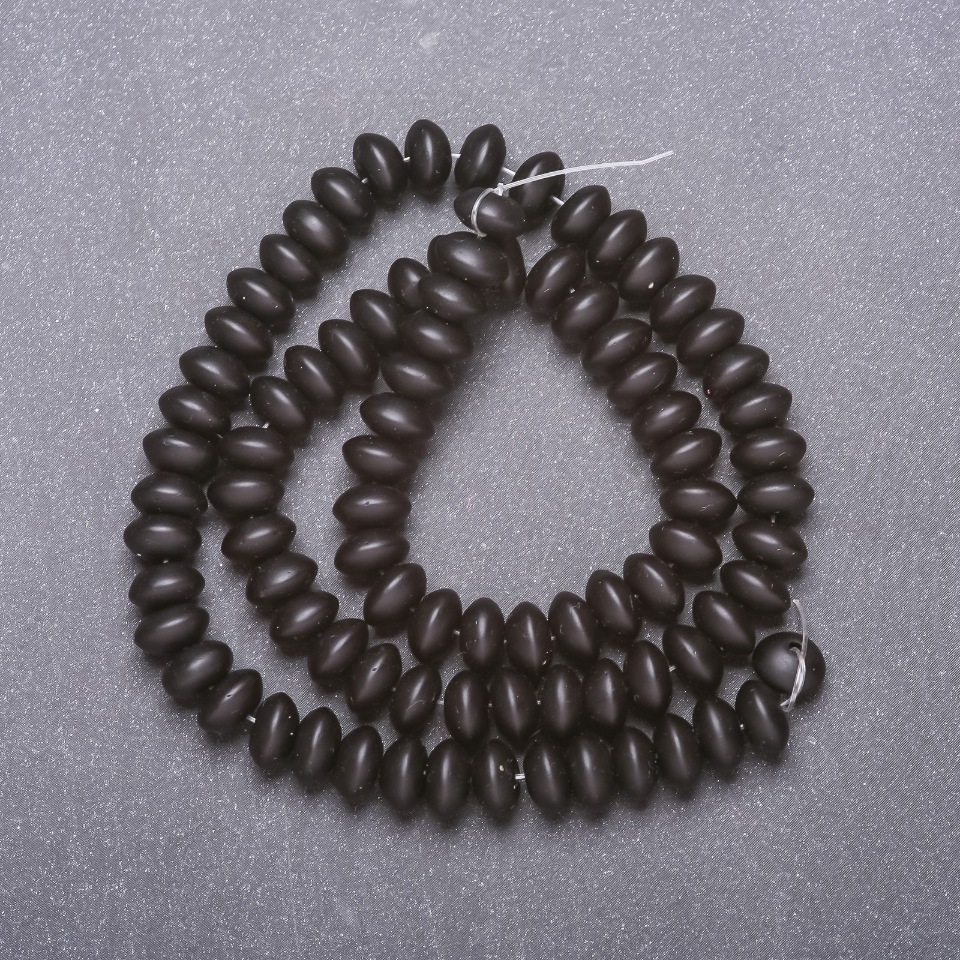 Koraliki szungitu na nici (sztuczny) gładkie w formie rondelu, średnica 8×5 mm, długość 38 cm