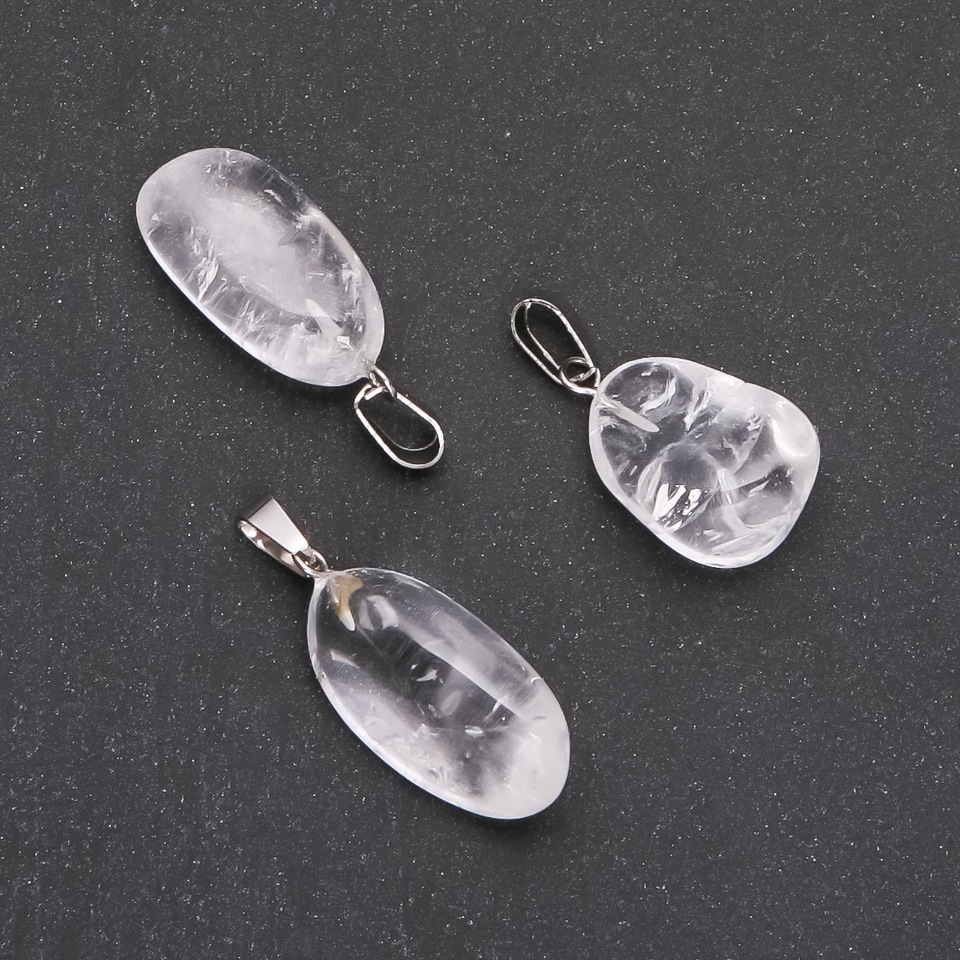 Wisiorek z naturalnego kryształu górskiego, fasetowany, w rozmiarze 19x24 mm (±)