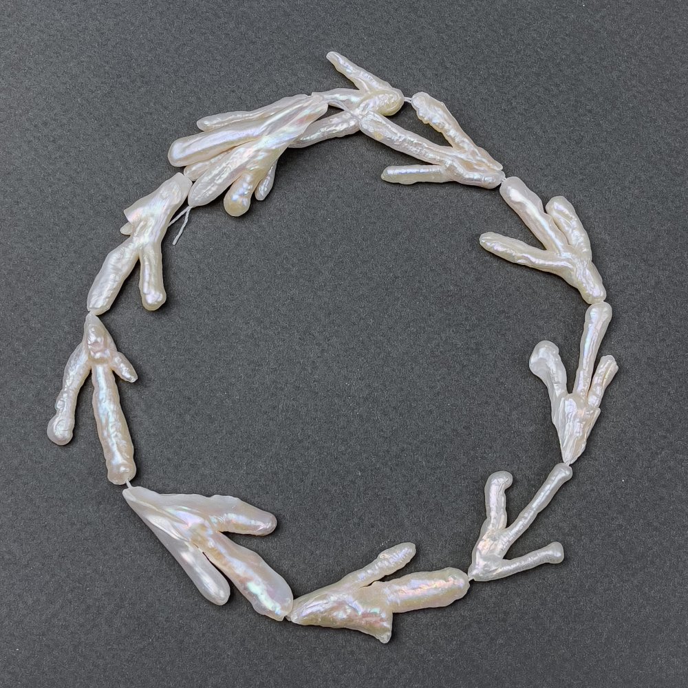 Perły barokowe naturalne na nitce z odcieniem benzynowym, cieply odcień, średnica 21×38 mm, długość 38 cm (+-)