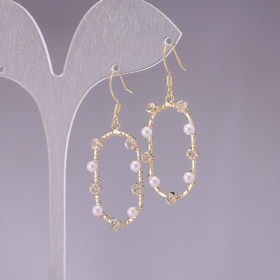 Kolczyki serii 925 z białymi koralikami