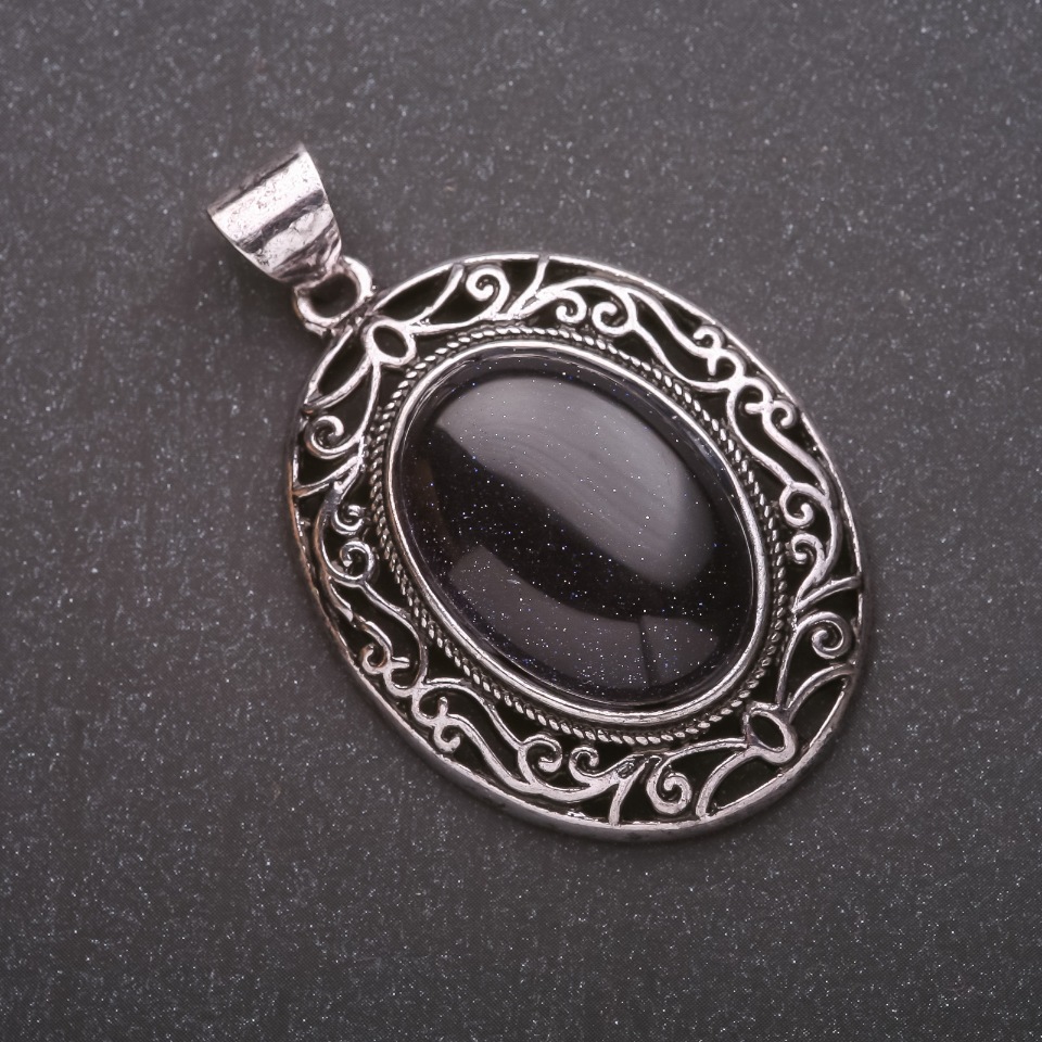 Wisiorek z naturalnym kamieniem awenturynem (syntetyczny) „Niebieski piasek nocy Kairu” w oprawie w stylu staroświeckim 33×40×52 mm