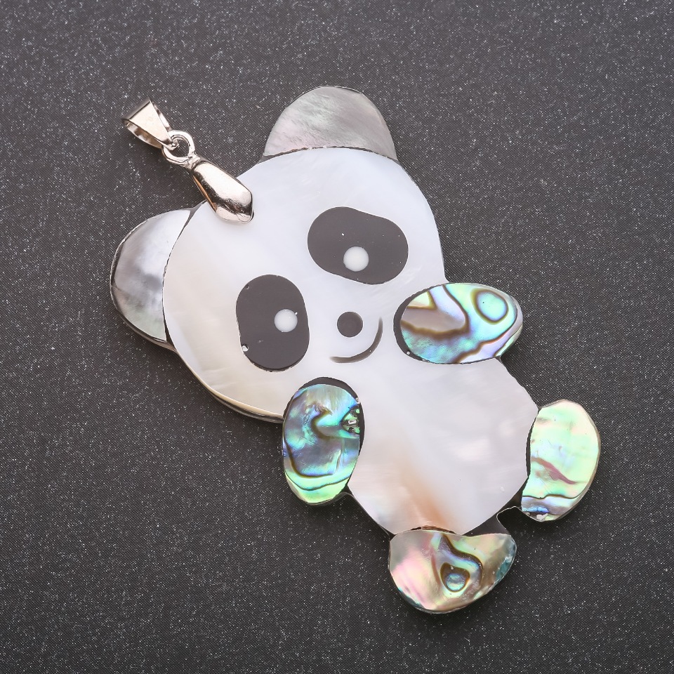 Wisiorek z masy perłowej i chalcedonu «Panda» 34×52×62 mm