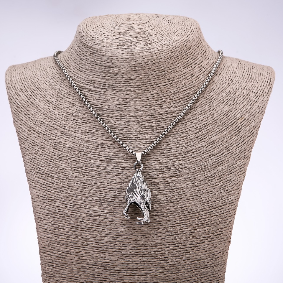 Wisiorek w stylu „punk goth” z wilkiem, 45×20 mm na łańcuszku, długość 65 cm