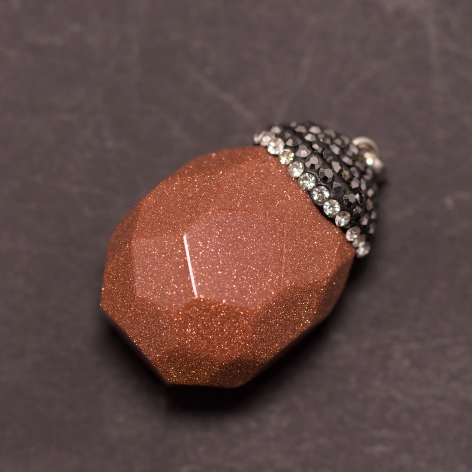 Wisiorek «Żołądź» z kamienia awenturytu «złoty piasek» (syntetyczny) 24×36×40 mm ±