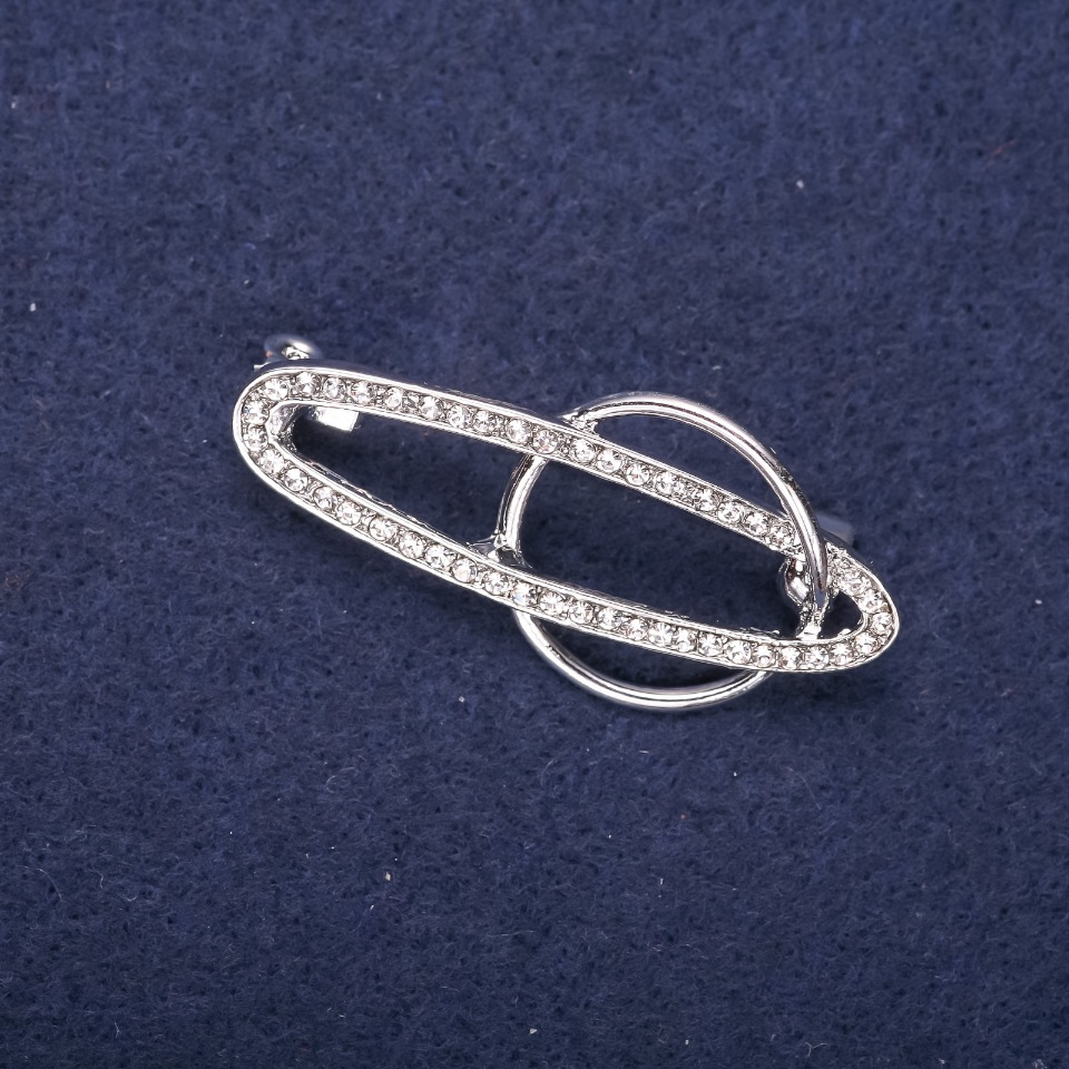 Broszka Akcent Orbita srebrzysta z białymi cyrkoniami