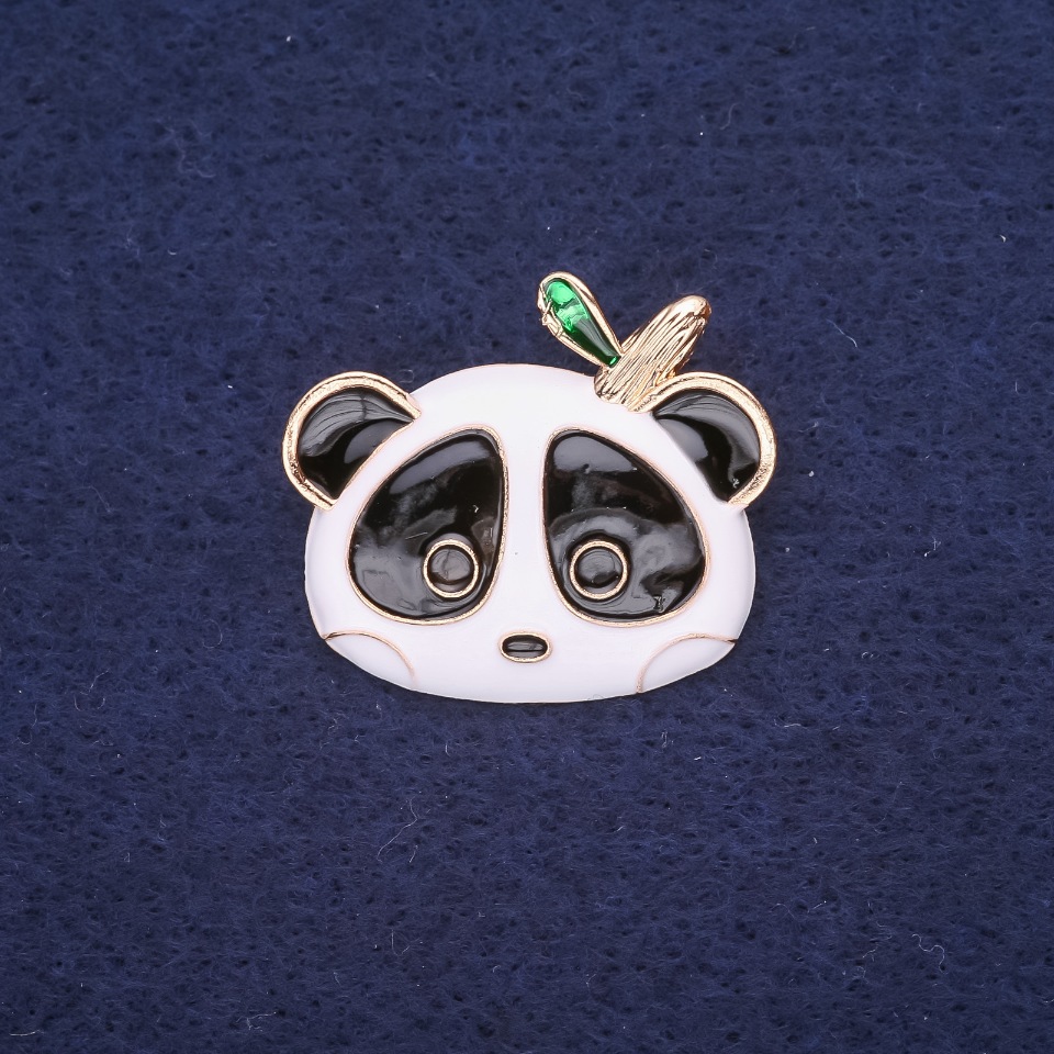 Broszka Panda z emalią – kolor biały, czarny i zielony, 28×24 mm, żółty metal