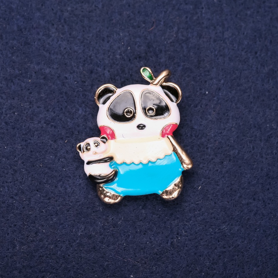 Broszka Panda z emalią – biało-niebieska i beżowa, 32×28 mm, żółty metal