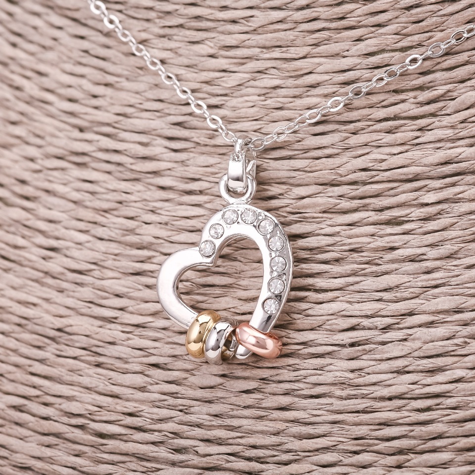 Wisiorek na łańcuszku Serce, kolor biały strass, średnica 16×23 mm, długość 45–50 cm, metal srebrzysty