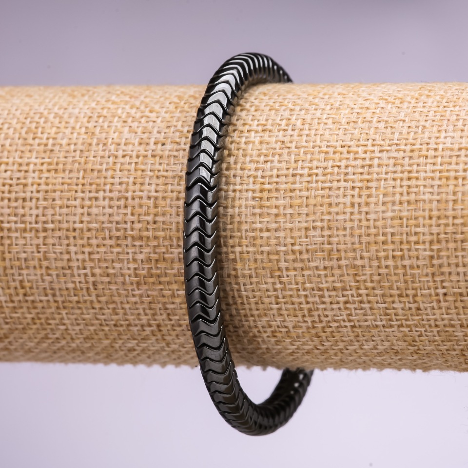 Bransoletka z hematitu w formie rondeli z ząbkowaną krawędzią w kształcie zygzaka, średnica 6×4 mm, długość 18 cm