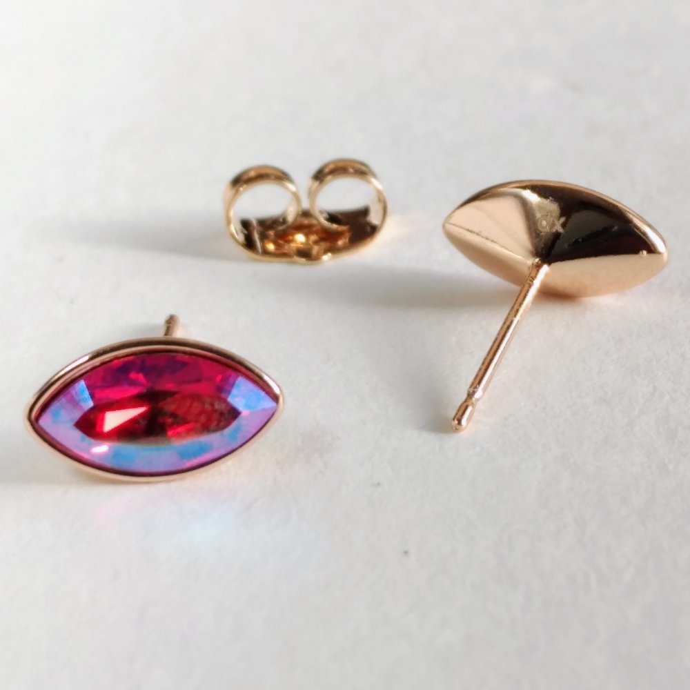 Kolczyki Xuping sztyfty z kryształami Swarovski, kształt ziarna, kolor czerwony, niebieski i efekt kameleona, średnica 6×11 mm, pozłacane