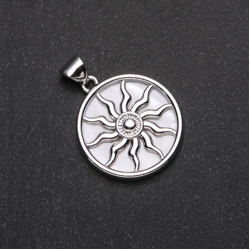 Wisiorek Jaryło z białej masy perłowej, średnica 32 mm