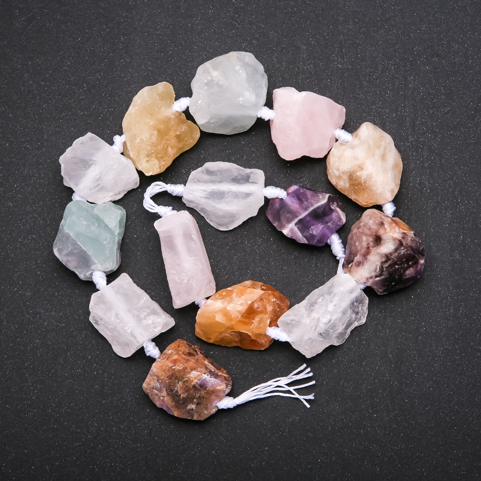 Koraliki surowe – Asortyment, baza na nici, fasetowane, średnica 20–26 mm, długość 42 cm