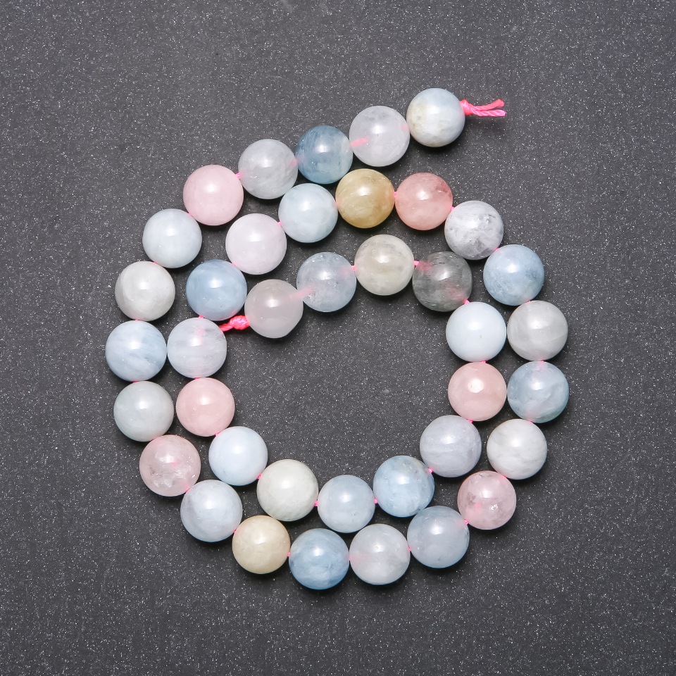 Koraliki z morganitu na nitce – gładkie kulki, średnica 10 mm, długość 38 cm