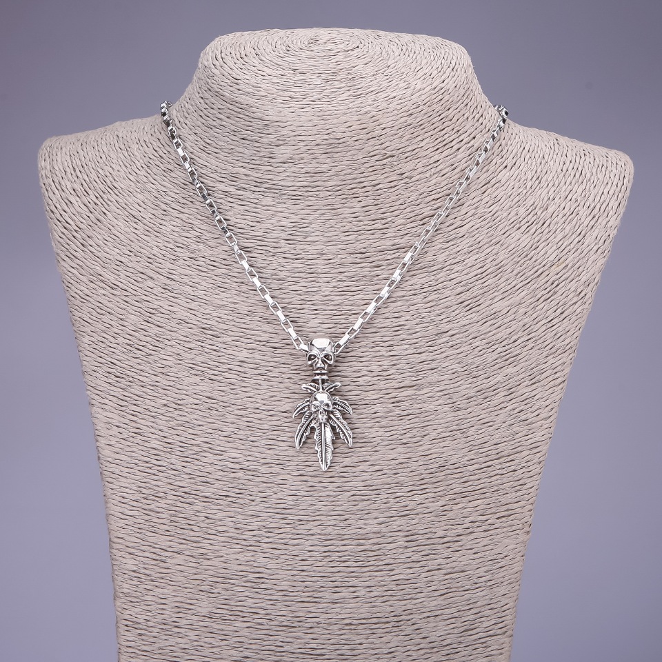 Wisiorek Czaszka 20x44 mm na łańcuszku, długość 55 cm