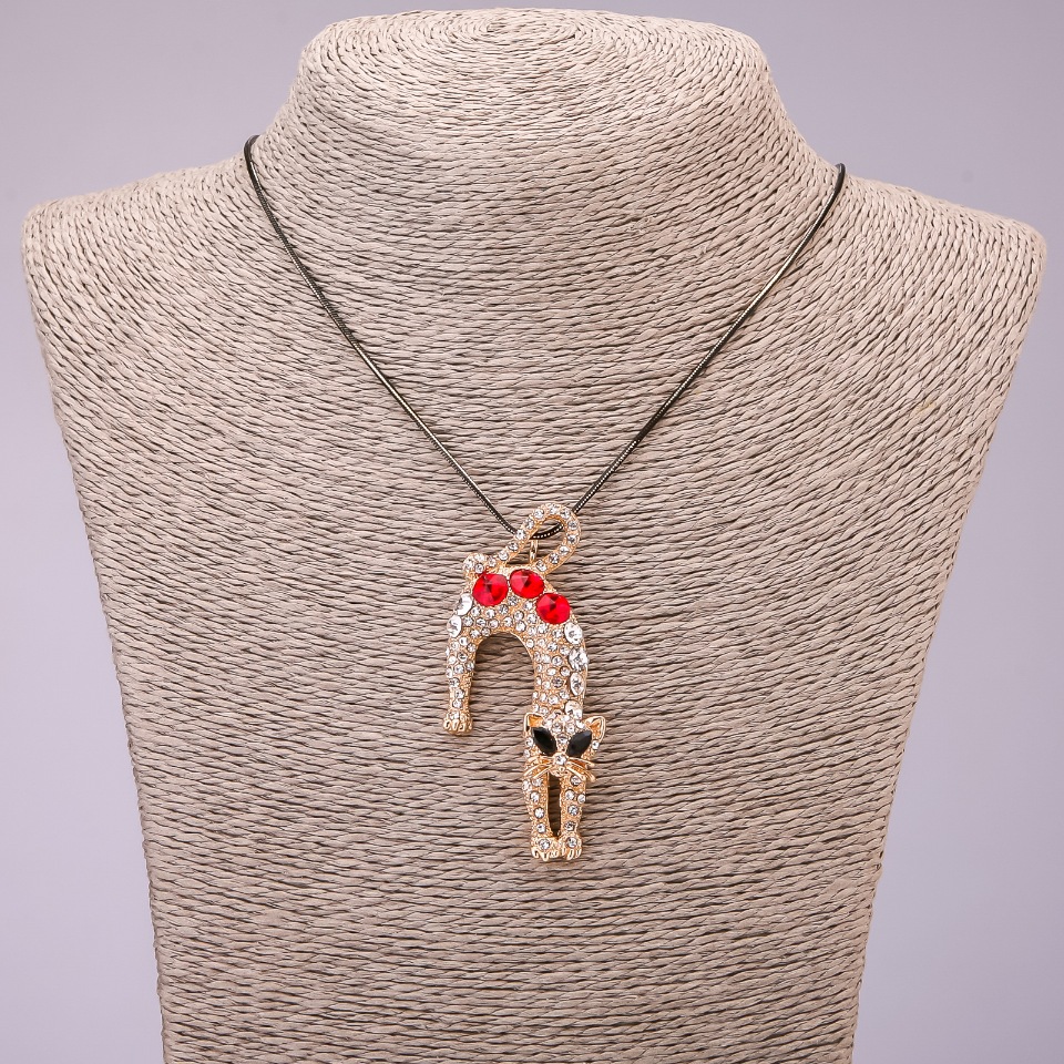 Zawieszka 'Kotka' z kryształami na długim łańcuszku, metal w kolorze czarnego złota, średnica 31×65 mm, długość 70 cm