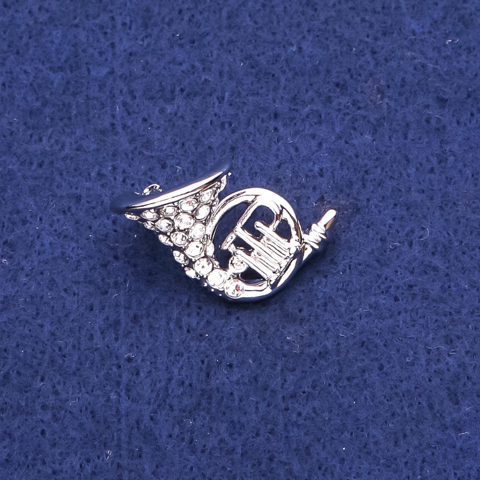 Broszka Waltornia ze strassami, srebrzysty metal, 16×27 mm