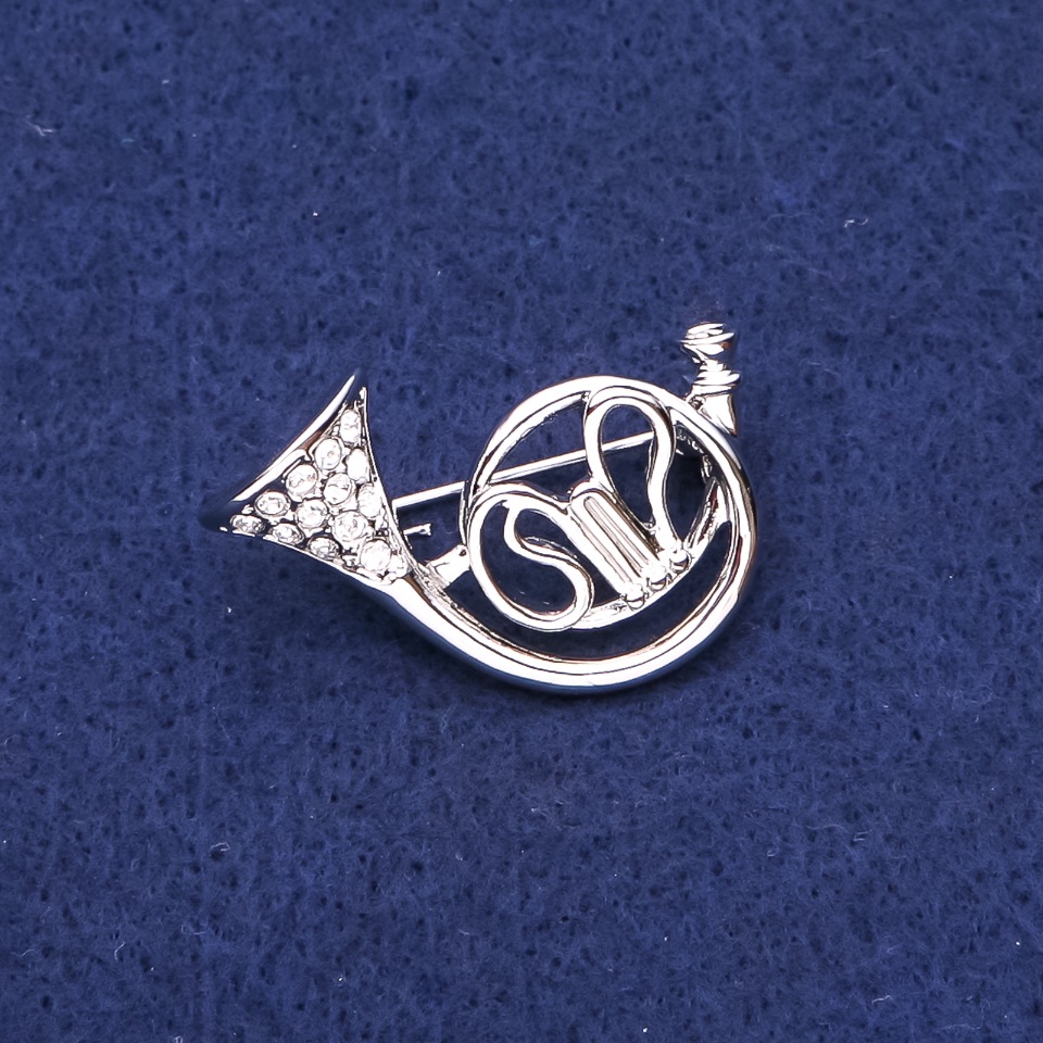 Broszka w kształcie Waltorni ze strassami, metal srebrzysty, 25×35 mm