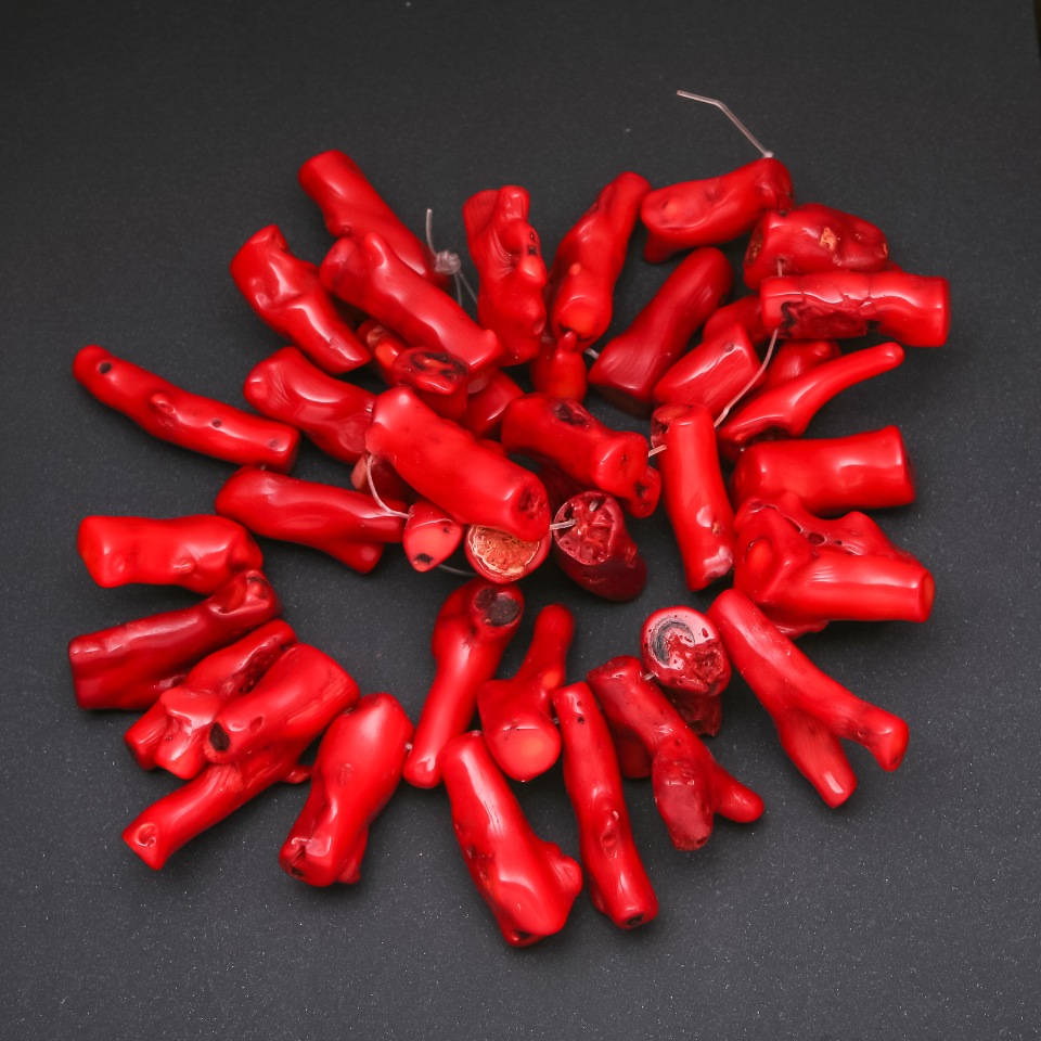 Koraliki z czerwnego koralu w formie gałązek, facetowane, średnica 10×40 mm (Cena za 100 g)