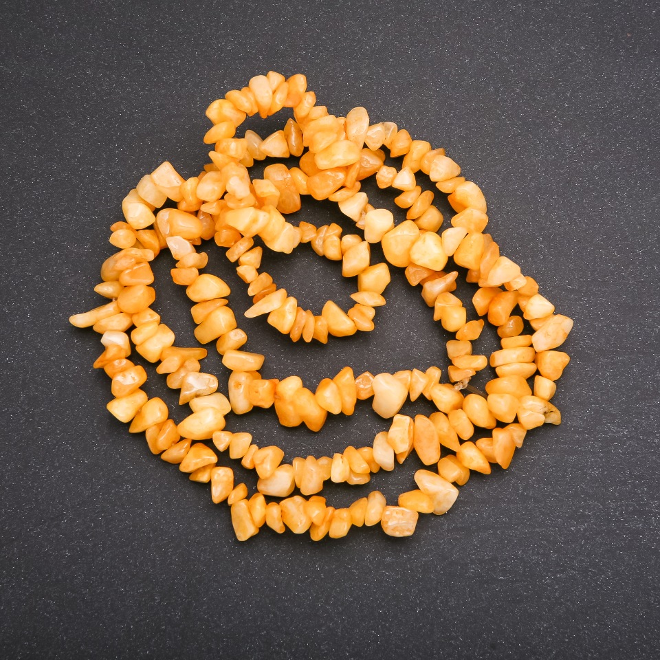 Koraliki na żyłce z barwionego kwarcu, drobinki, średnica 6 mm (+/-), długość 80 cm