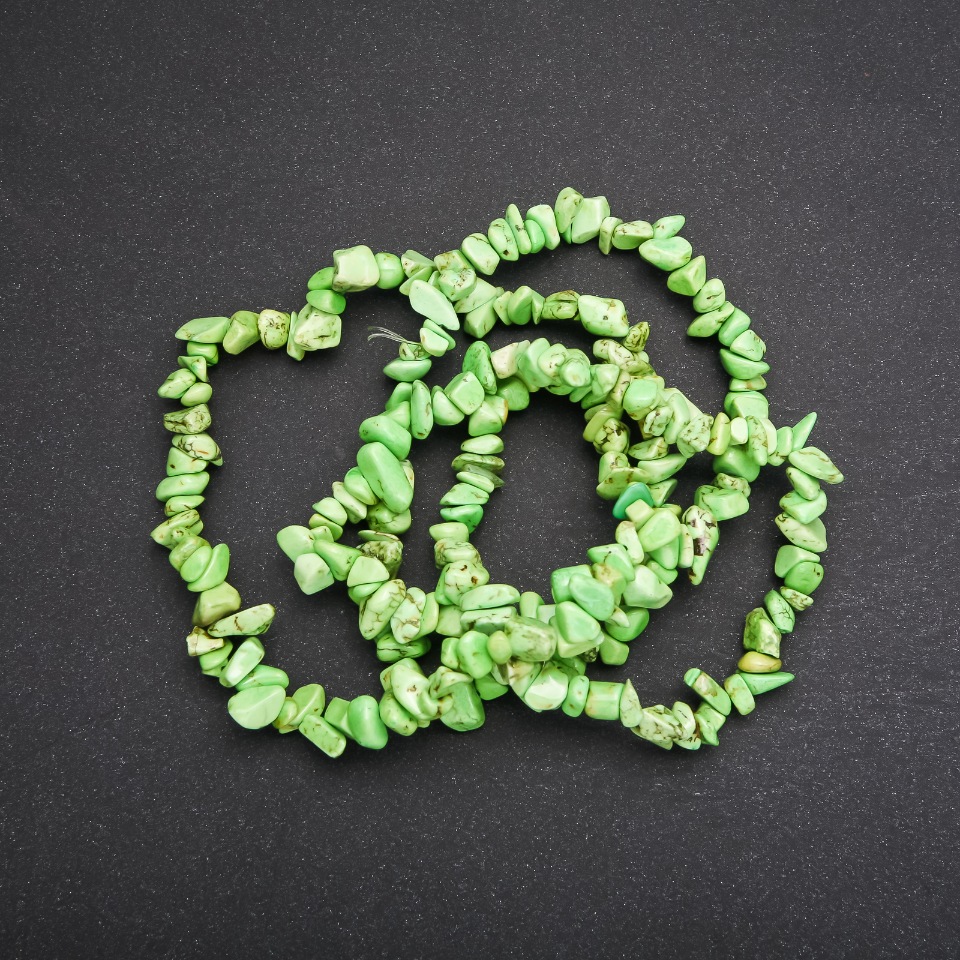 Koraliki na żyłce z barwionego howlit, drobinka, średnica 6 mm, długość 80 cm