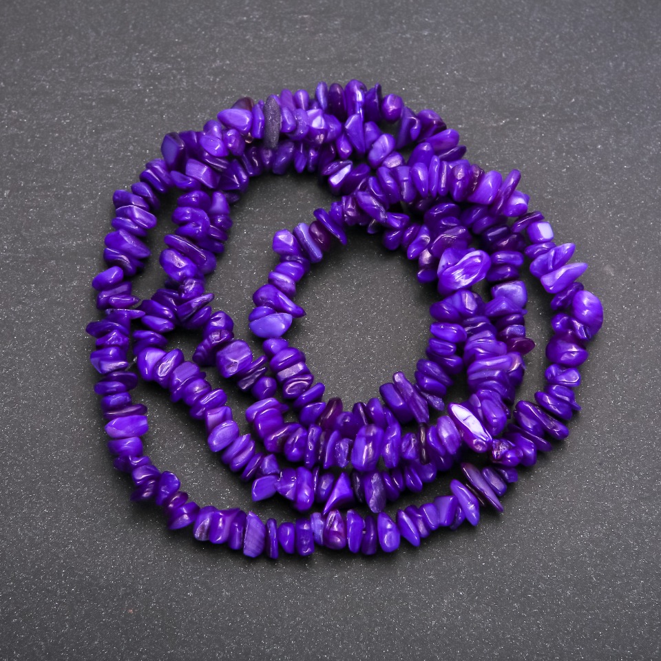 Koraliki na nitce – tonowane drobiny perłowe, średnica ok. 7 mm, długość 80 cm