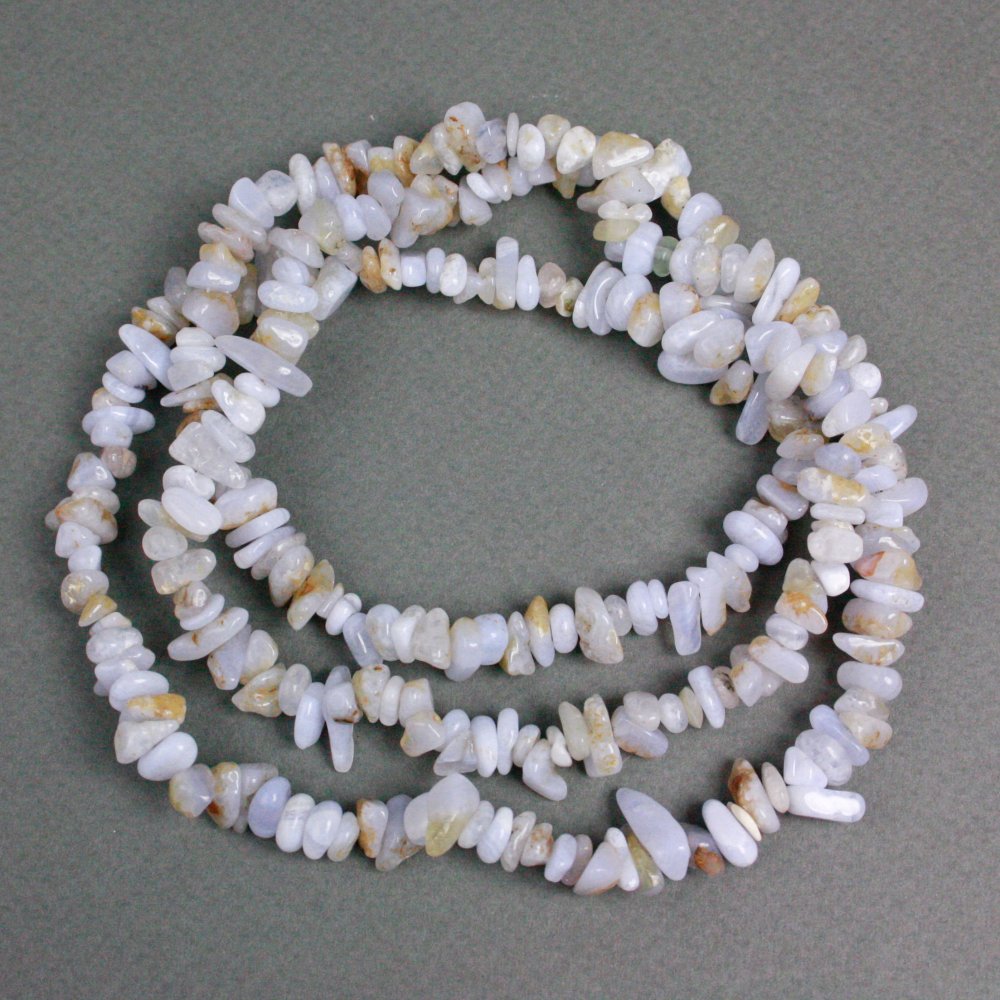 Koraliki agat błękitny (błękitny chalcedon, safiryn) naturalny kamień – drobinki, średnica 10×6–7×3 mm, długość około 80 cm ± na żyłce