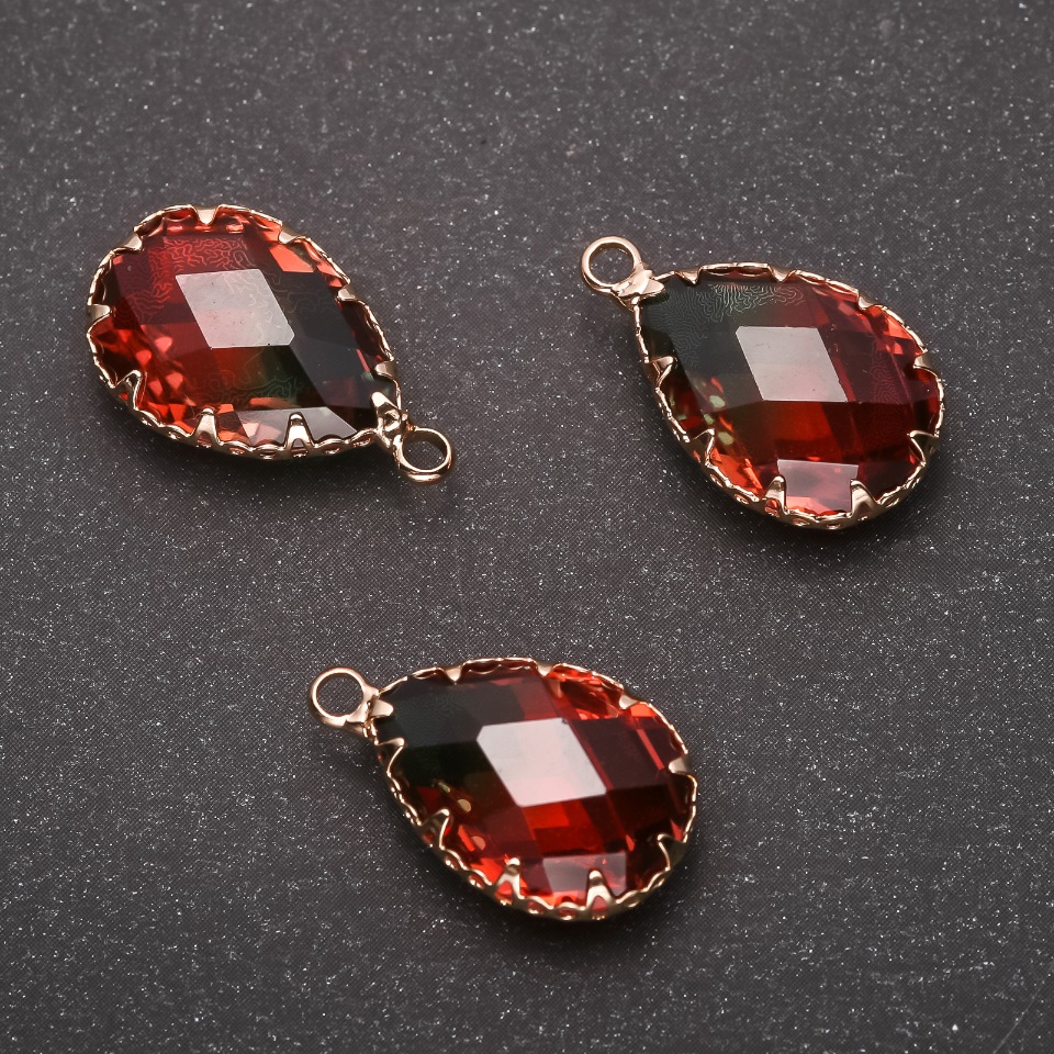 Wisiorek „Kropla” w zielono-czerwonym kolorze, złota oprawa 13×21 mm