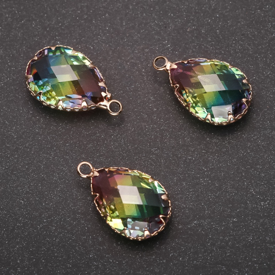 Wisiorek „Kropla” w kolorze tęczowym, złota oprawa 13×21 mm