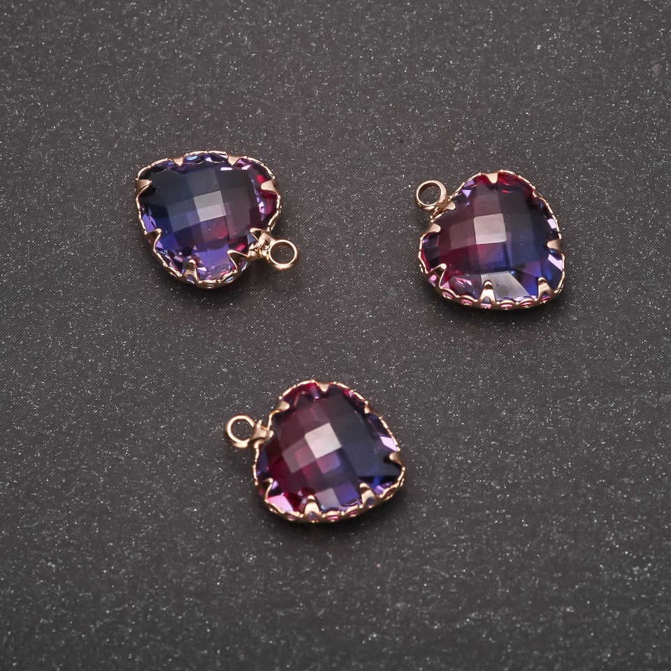 Zawieszka «Serce» w kolorze malinowo-niebieskim, złota oprawa 12×15 mm