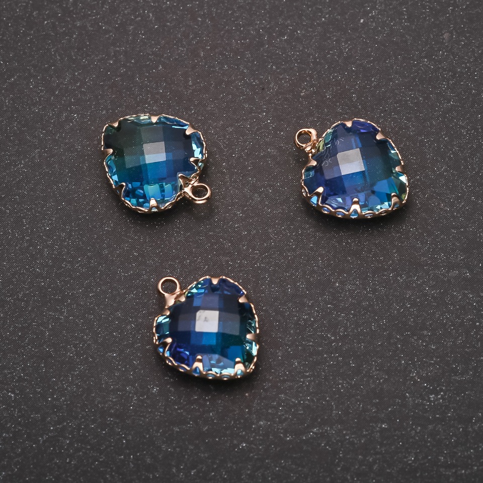 Wisiorek «Serce» w kolorze niebieskim, złota oprawa 12×15 mm