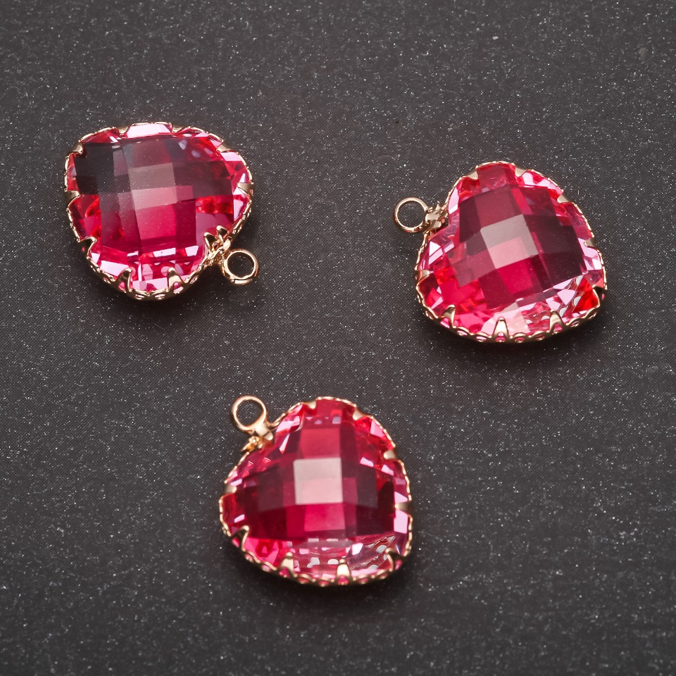 Wisiorek „Serce” w kolorze różowym, złocista oprawa 16×20 mm