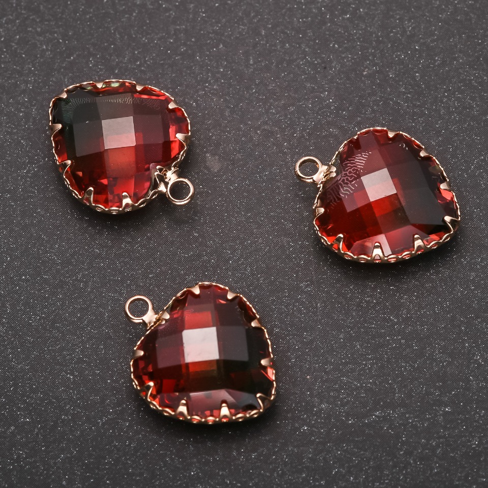 Wisiorek „Serce” w kolorze czerwono-zielonym, złota oprawa 16×20 mm