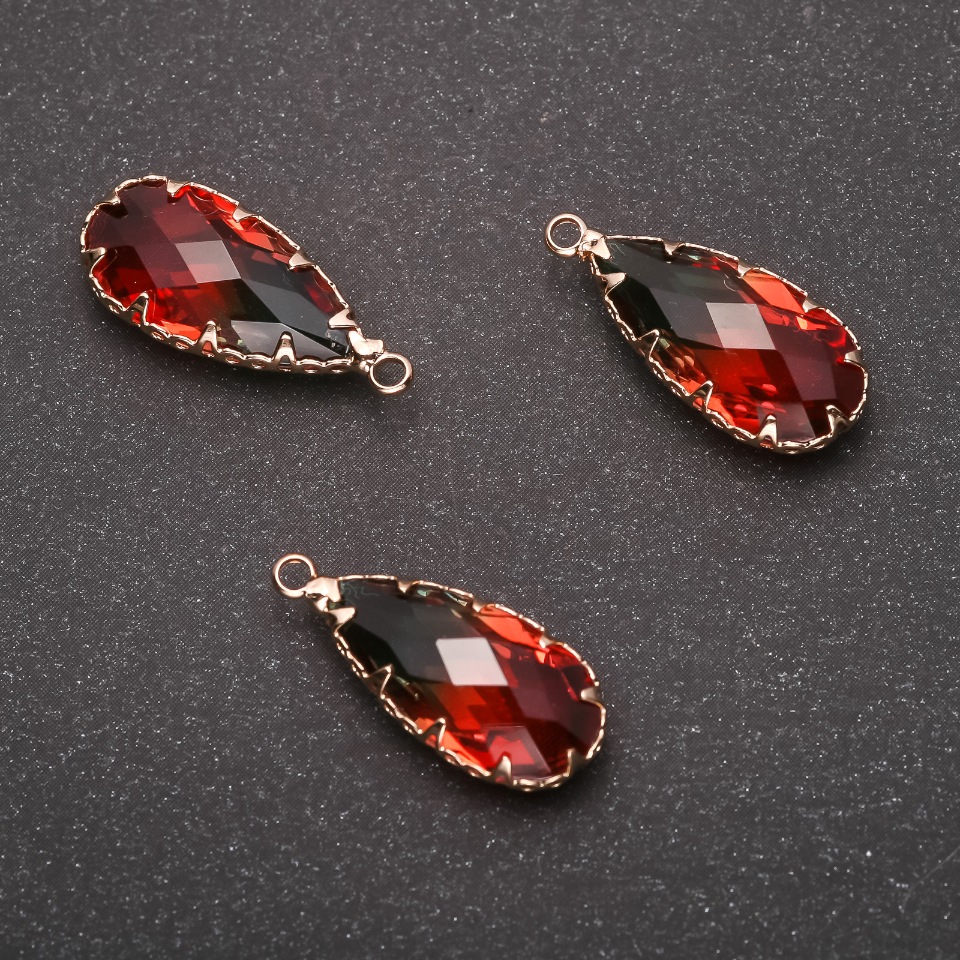 Wisiorek „Kropla” zielono-czerwony kolor, złocista oprawa 10×24 mm