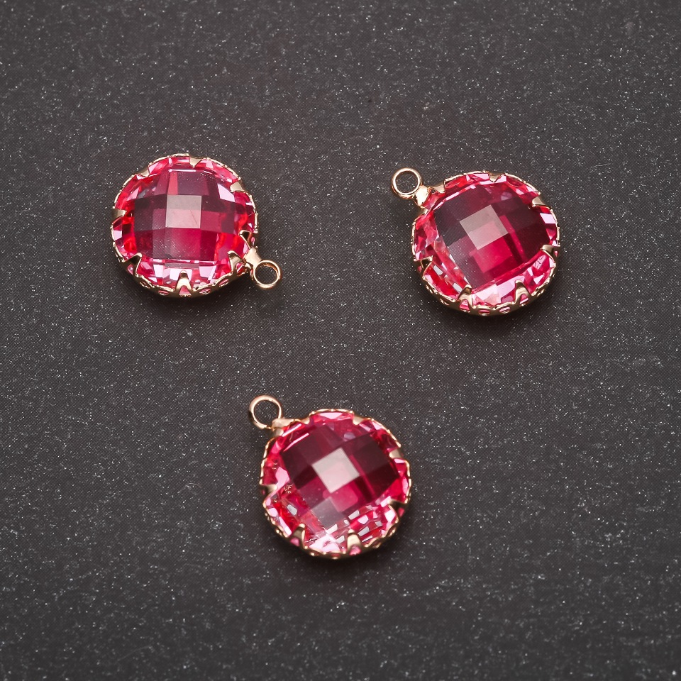 Wisiorek «Koło» w kolorze różowym, w złotej oprawie 10×17 mm