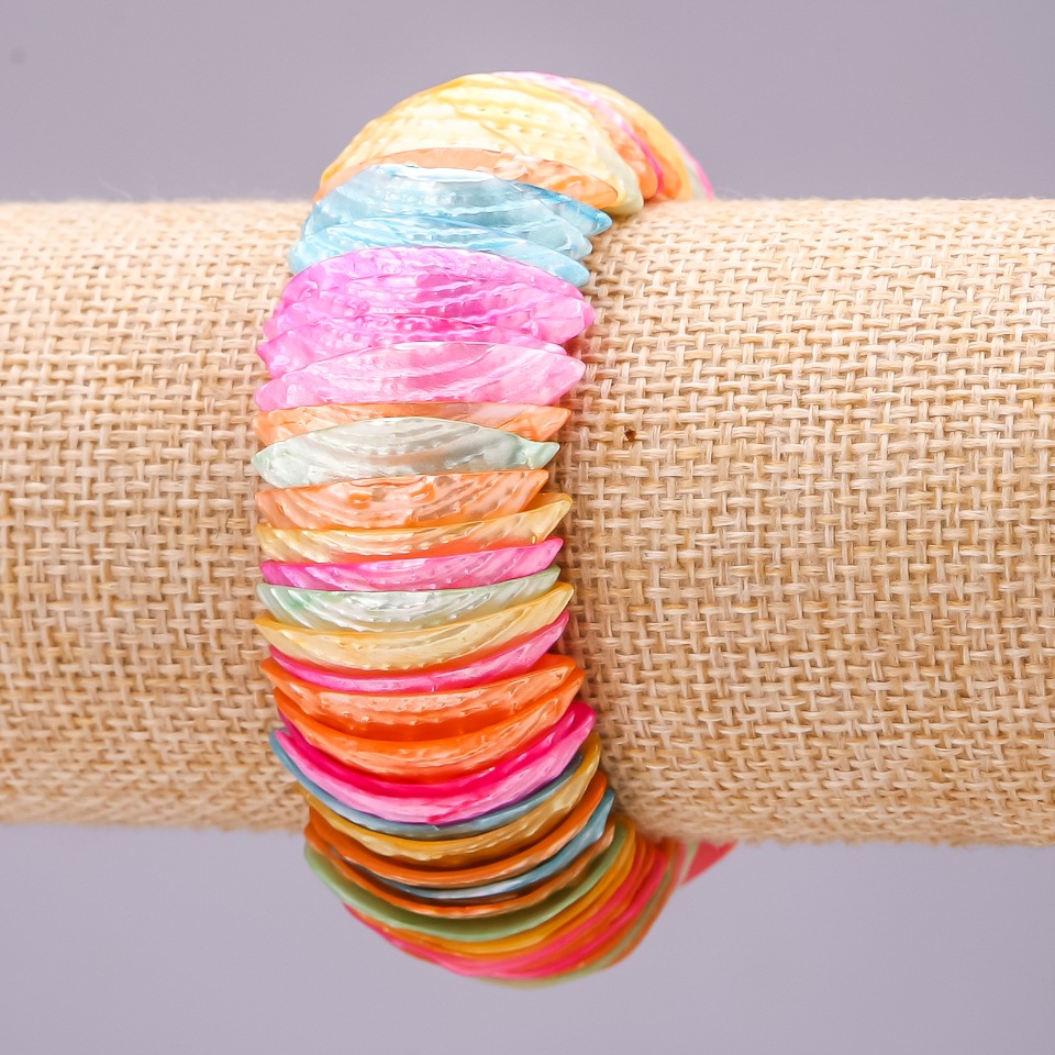 Bransoletka z masy perłowej «Różnobarwna» 28×10 (±) mm, długość 18 cm na gumce