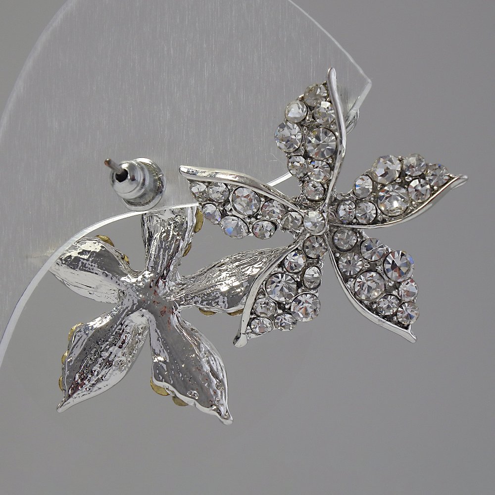 Kolczyki sztyfty 'Kwiat', białe kryształy, metal w odcieniu srebra, 2,5 cm