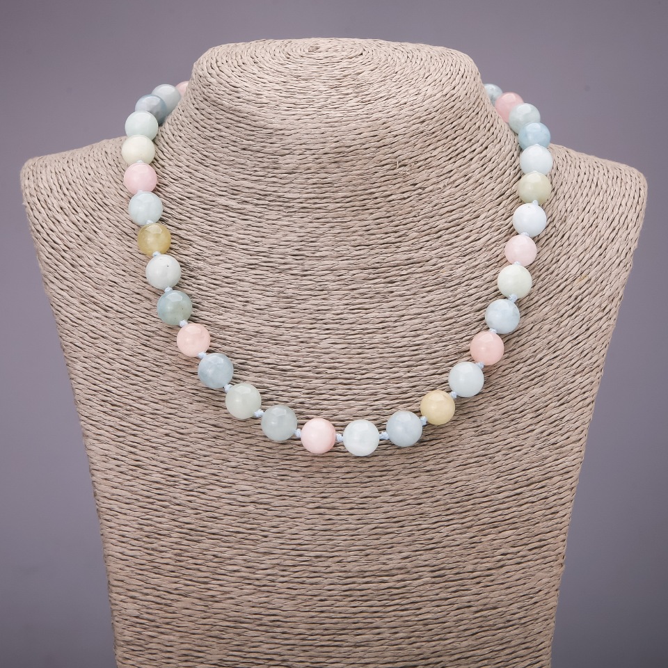 Naszyjnik z naturalnego kamienia morganit, gładka kulka, średnica 10 mm (±), długość 45 cm