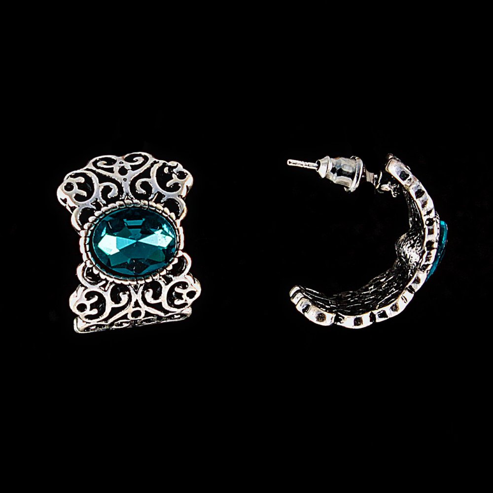 Kolczyki sztyftowe półokrągłe, ażurowe, z owalnymi kryształami szmaragdowymi / pokryte srebrem / 20 × 15 mm