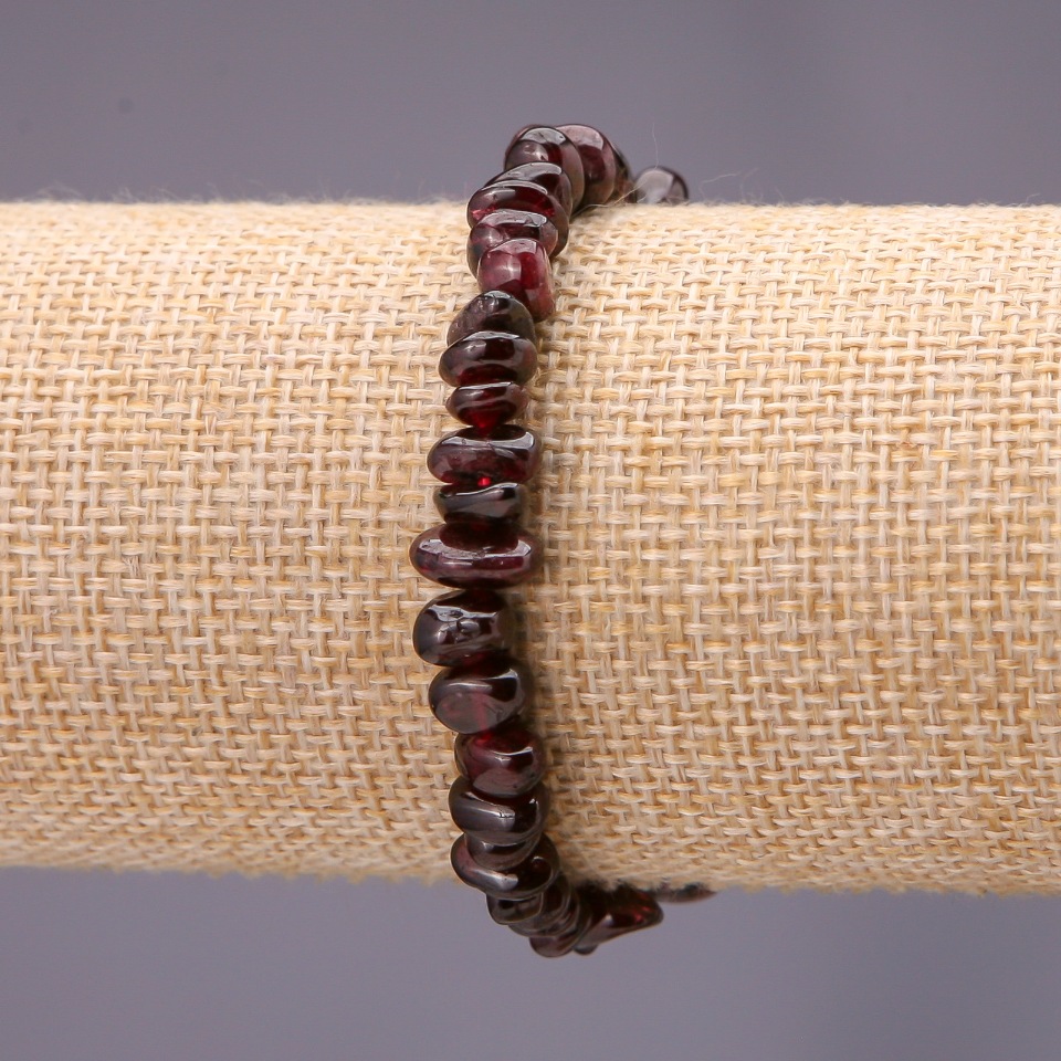 Bransoletka z naturalnego kamienia granatu – drobiny, średnica ok. 7 mm, na elastycznej gumce, długość 18 cm
