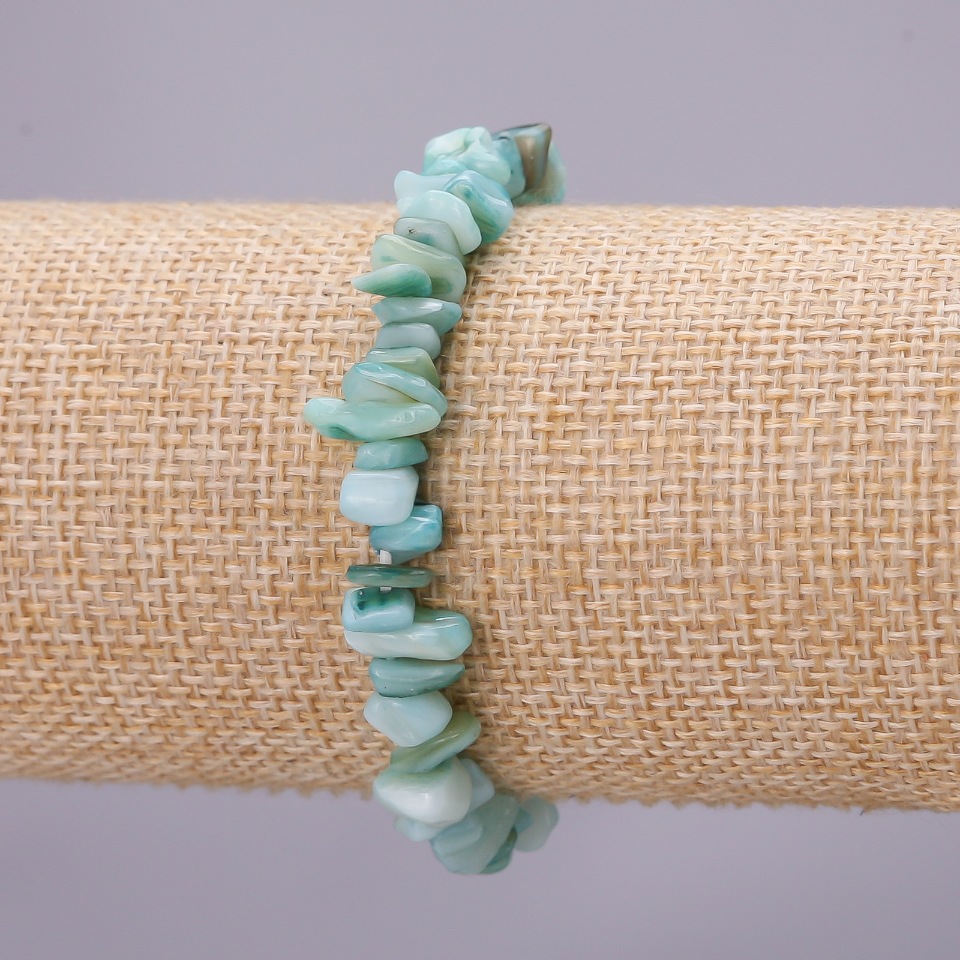 Bransoletka z tonowanej masy perłowej na gumce drobinki 7(±)mm, długość 18 cm