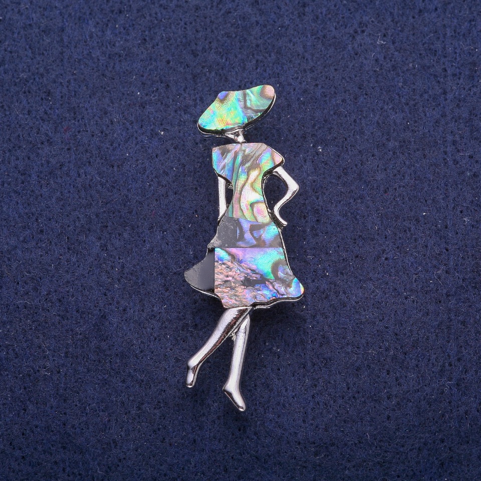 Broszka Madam z haliozytu, metal srebrzysty 18×50 mm