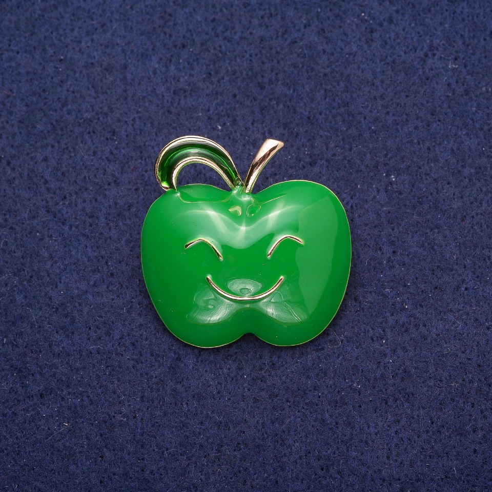 Broszka w kształcie jabłka z zieloną emalią, metal złocisty 30×30 mm