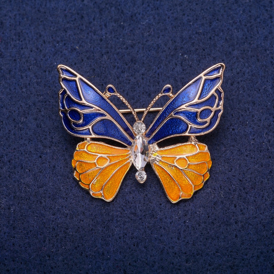 Broszka Motyl w niebiesko-żółtej emalii, biały kryształ, metal złocisty 30×36 mm