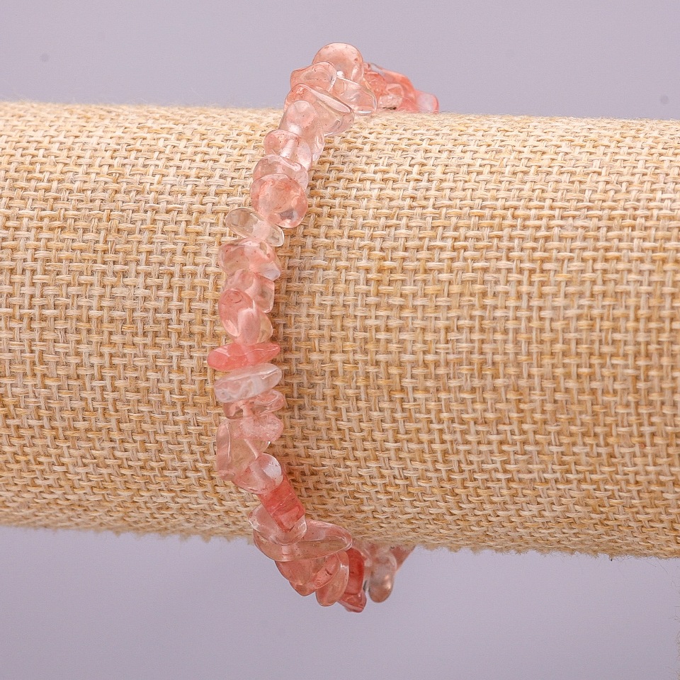 Bransoletka na gumce z chalcedonem w drobinkach, średnica 7(±) mm, długość 18 cm