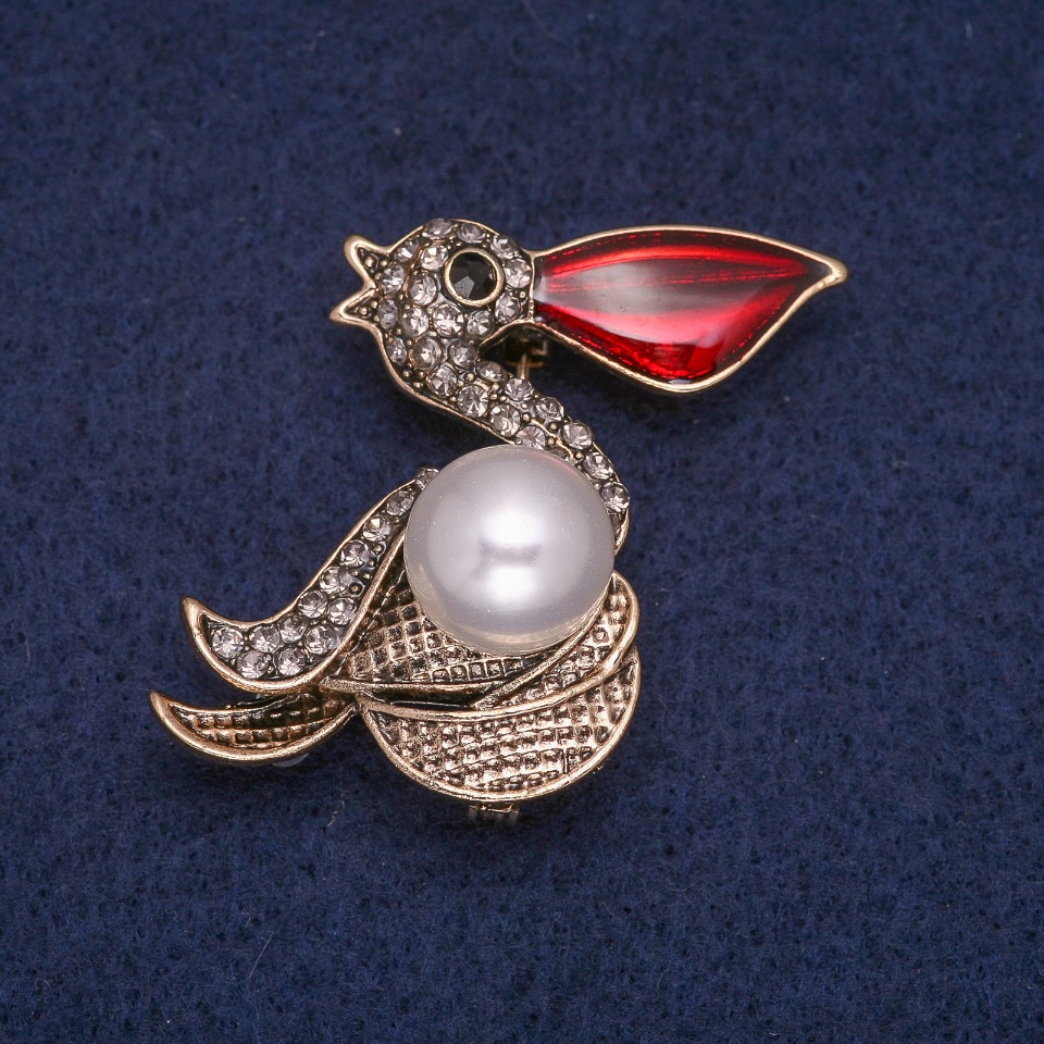 Broszka Pelikan z koralikiem i strassami