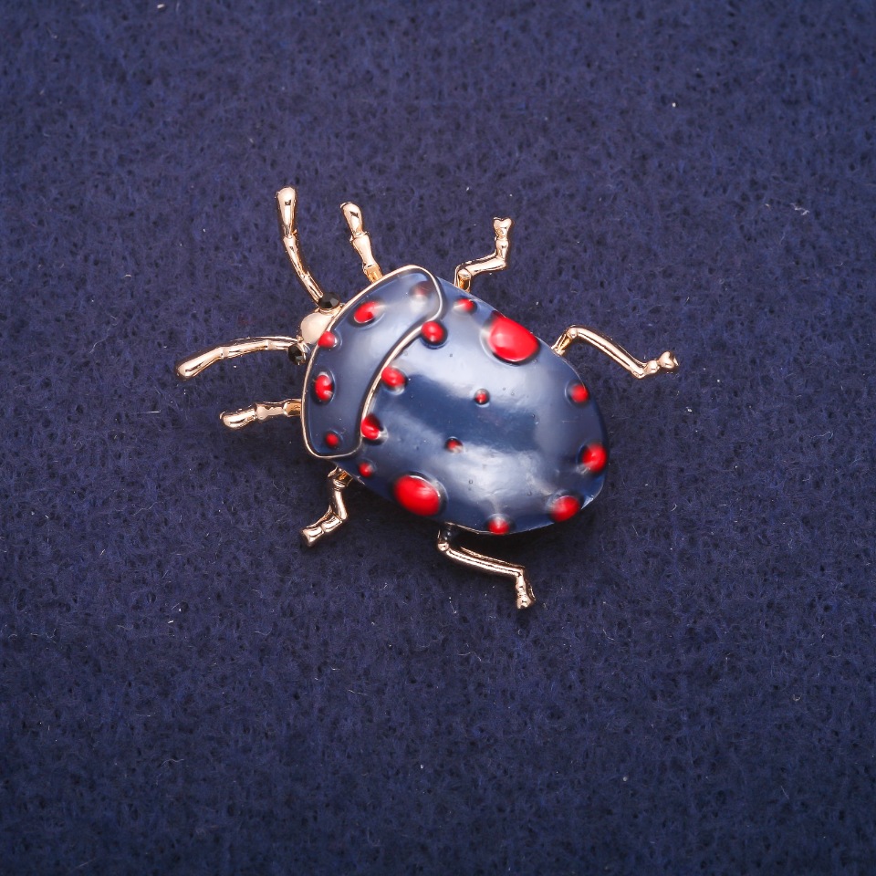 Broszka Żuk z emalią, złocisty metal 31×35 mm