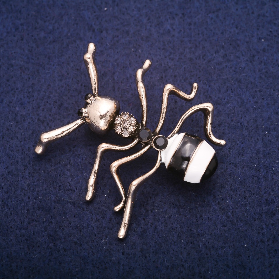 Broszka mrówka z emalią i kryształami, metal złocisty 44×45 mm